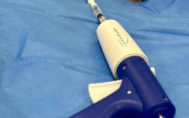 Dr. Ints Ūdris pieredzi darbā ar "VenaSeal"metodi nodod tālāk jaunajiem kolēģiem